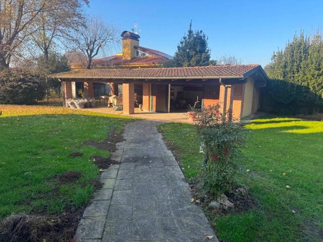 Villa Indipendente in vendita a Cerano, Novara