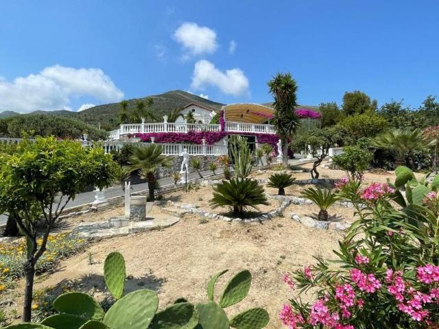 Villa Indipendente in vendita a Ceriale, Liguria