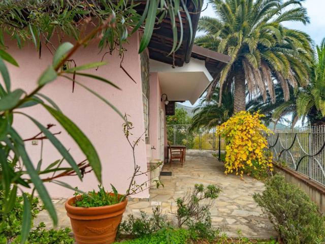 Villa Indipendente in vendita a Ceriale, Liguria
