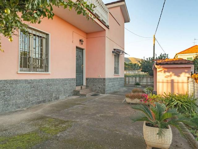 Villa Indipendente in vendita a Albenga, Liguria