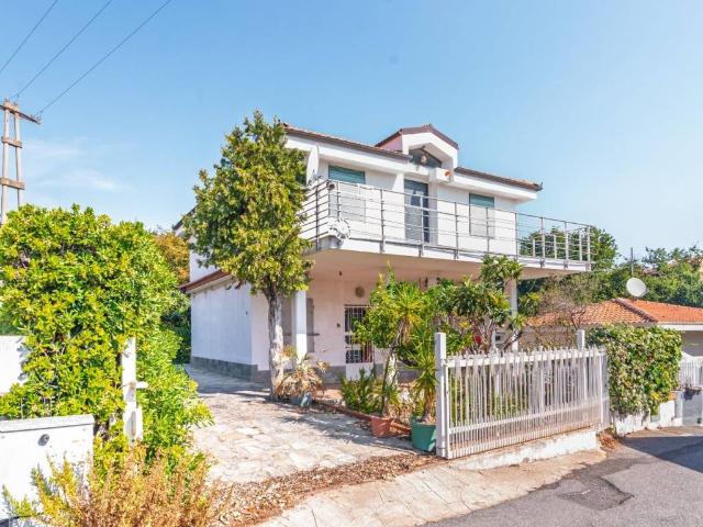 Villa Indipendente in vendita a Ceriale, Liguria