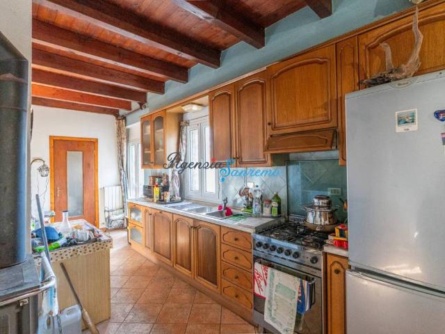 Villa Indipendente in vendita a Baiardo, Liguria