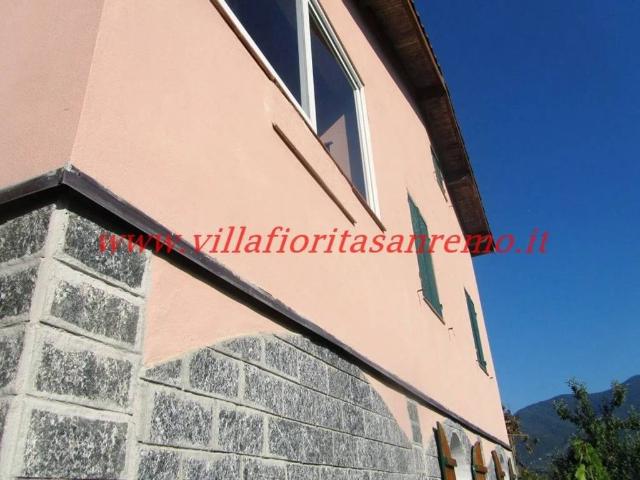 Villa Indipendente in vendita a Baiardo, Liguria