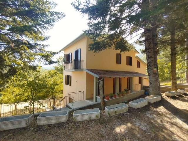Villa Indipendente in vendita a Cerreto di Spoleto, Perugia