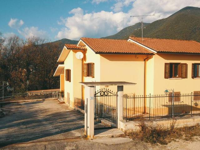 Villa Indipendente in vendita a Cervaro, Lazio