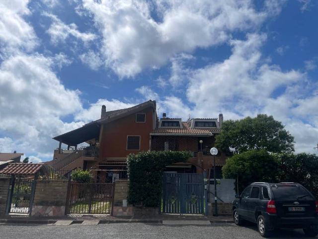 Villa Indipendente in vendita a Piano del Fregneto, Roma Capitale