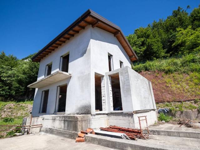 Villa Indipendente in vendita a Cesana Brianza, Lombardia