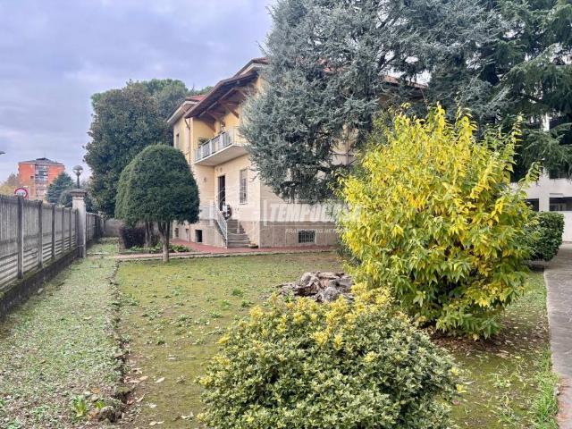 Villa Indipendente in vendita a Cesano Maderno, Lombardia