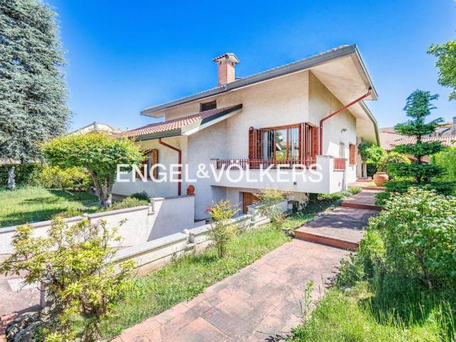 Villa Indipendente in vendita a Cesano Maderno, Lombardia