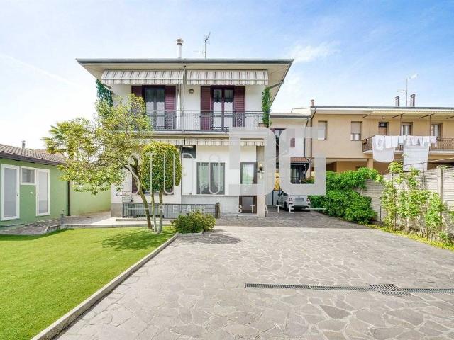 Villa Indipendente in vendita a Cesano Maderno, Lombardia