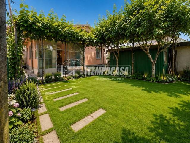 Villa Indipendente in vendita a Cesano Maderno, Lombardia