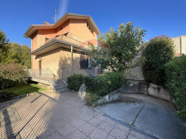 Villa Indipendente in vendita a Villaggio Ina Casa, Cesate