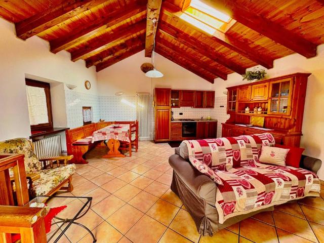 Villa Indipendente in vendita a Challand Saint Anselme, Aosta