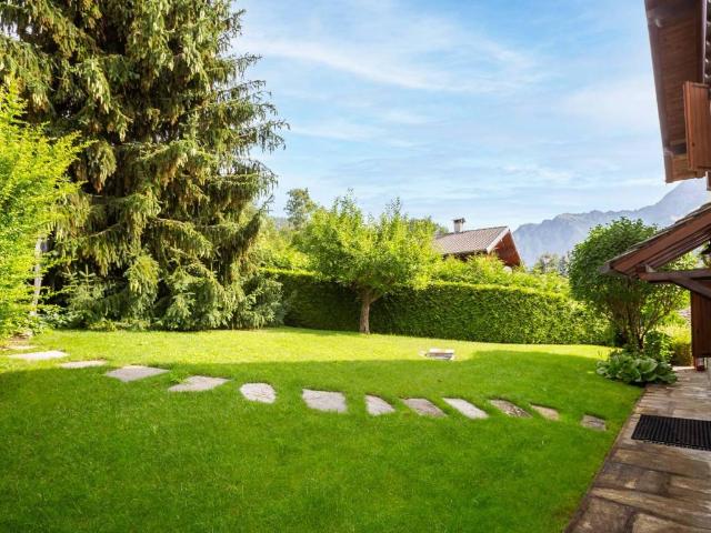 Villa Indipendente in vendita a Challand Saint Anselme, Aosta