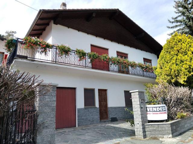 Villa Indipendente in vendita a Challand-Saint-Victor Capoluogo - Ville, Challand Saint Victor
