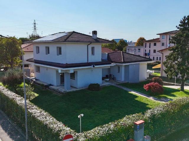 Villa Indipendente in vendita a Chiari, Lombardia