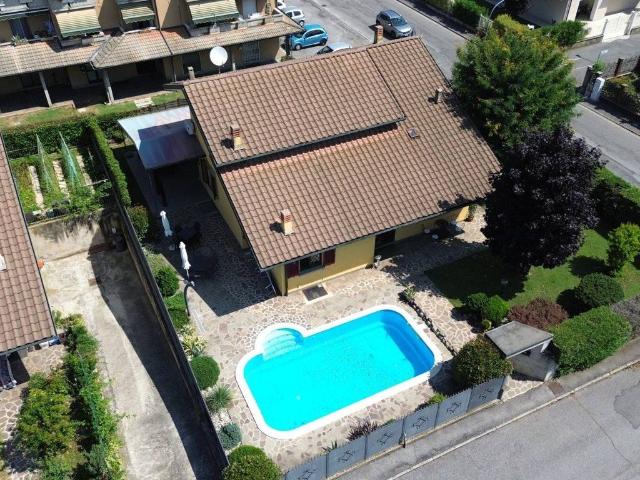 Villa Indipendente in vendita a Chiari, Lombardia