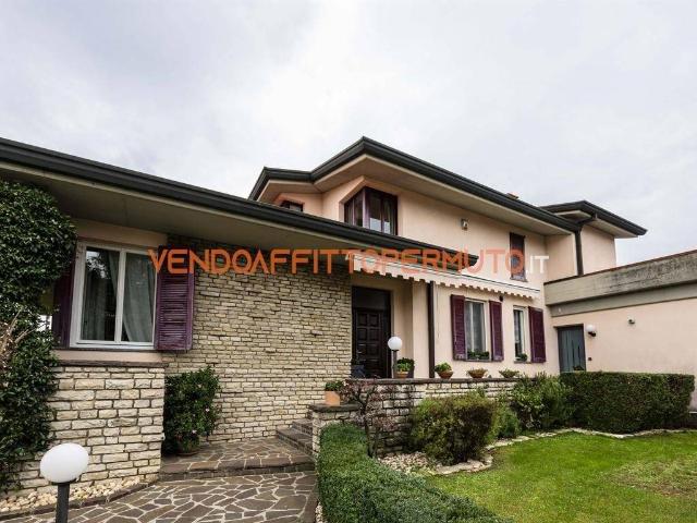 Villa Indipendente in vendita a Chiari, Lombardia