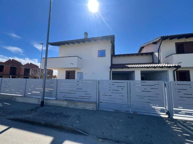 Villa Indipendente in vendita a Chignolo Po, Lombardia