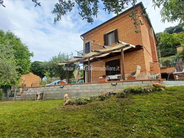 Villa Indipendente in vendita a Chiusi Città, Toscana