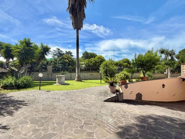 Villa Indipendente in vendita a Acqua Acetosa, Roma Capitale
