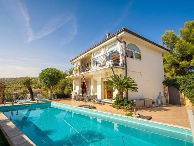Villa Indipendente in vendita a Cipressa, Liguria