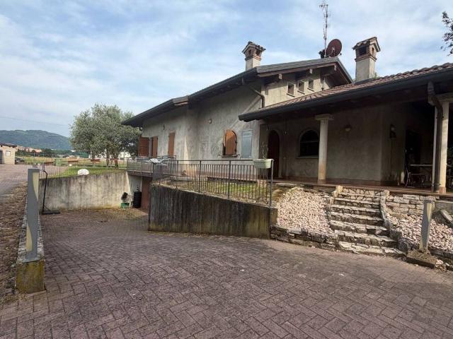 Villa Indipendente in vendita a Cisano Bergamasco, Lombardia