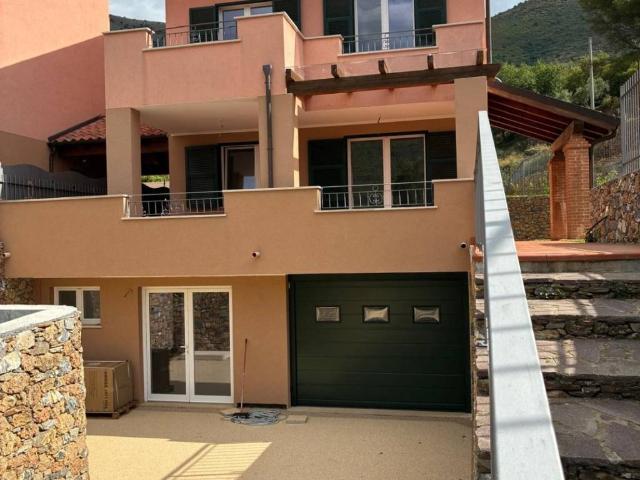 Villa Indipendente in vendita a Cisano Sul Neva, Liguria