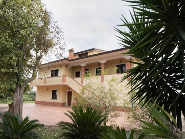 Villa Indipendente in vendita a Cisterna Di Latina, Lazio