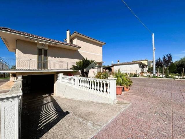 Villa Indipendente in vendita a Cisterna di Latina, Latina