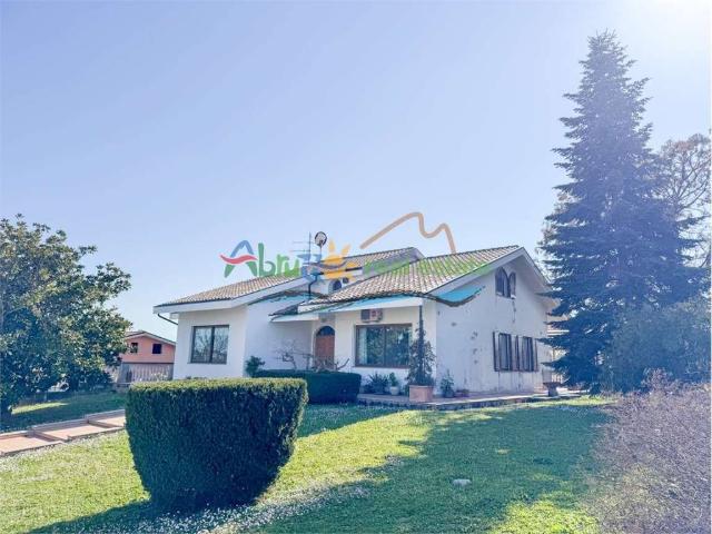 Villa Indipendente in vendita a Città Sant'angelo, Abruzzo