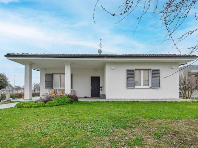 Villa Indipendente in vendita a Cividate Al Piano, Lombardia