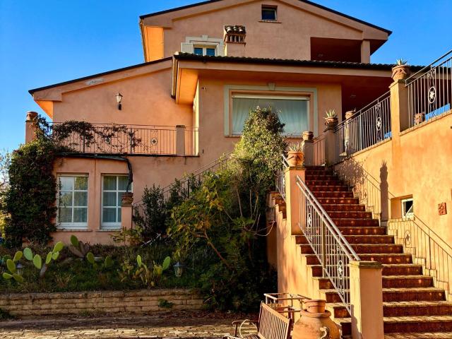 Villa Indipendente in vendita a Contrada Cavallino, Marche
