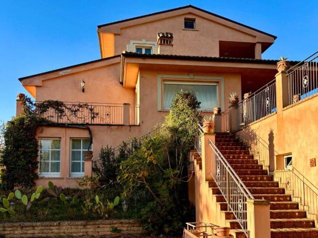 Villa Indipendente in vendita a Contrada Cavallino, Marche