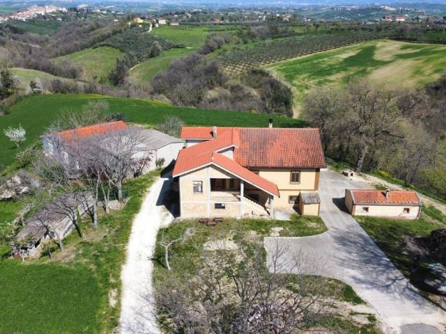 Villa Indipendente in vendita a Civitaquana, Abruzzo