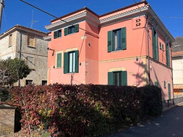 Villa Indipendente in vendita a Unione dei Comuni della Val Vibrata, Civitella Del Tronto