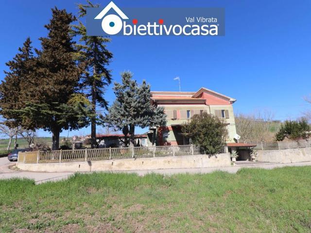 Villa Indipendente in vendita a Unione dei Comuni della Val Vibrata, Civitella Del Tronto