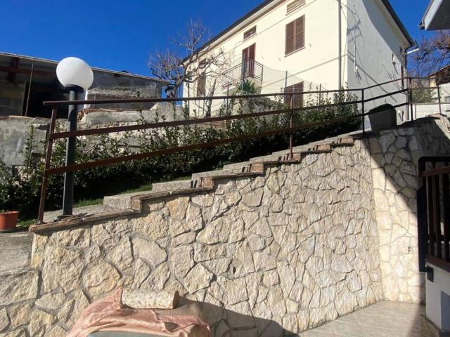 Villa Indipendente in vendita a Unione dei Comuni della Val Vibrata, Civitella Del Tronto