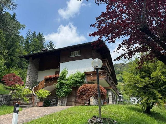 Villa Indipendente in vendita a Clusone, Lombardia
