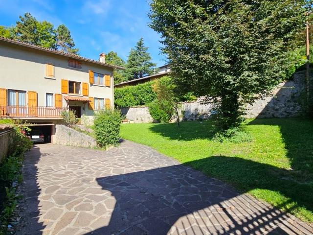Villa Indipendente in vendita a Clusone, Lombardia