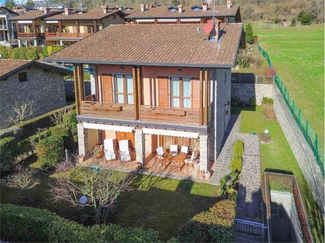 Villa Indipendente in vendita a Clusone, Lombardia