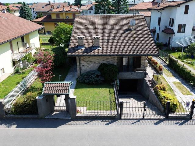 Villa Indipendente in vendita a Cogliate, Lombardia