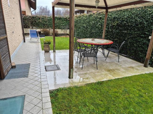 Villa Indipendente in vendita a Cogliate, Lombardia