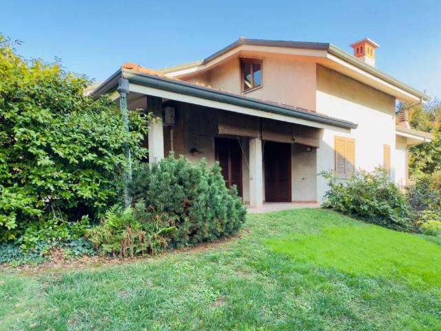 Villa Indipendente in vendita a Cogliate, Lombardia