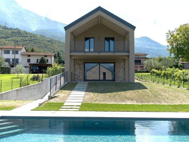 Villa Indipendente in vendita a Colico, Lombardia