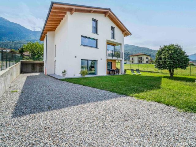 Villa Indipendente in vendita a Laghetto, Colico
