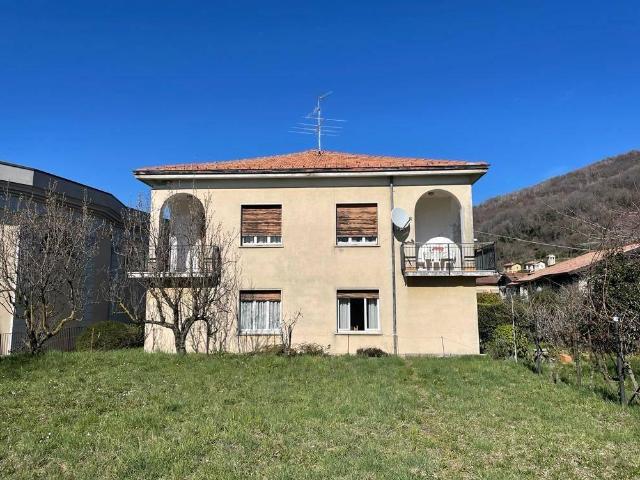 Villa Indipendente in vendita a Colle Brianza, Lombardia
