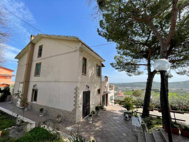 Villa Indipendente in vendita a Collecorvino, Abruzzo