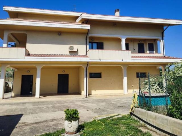 Villa Indipendente in vendita a Collecorvino, Abruzzo