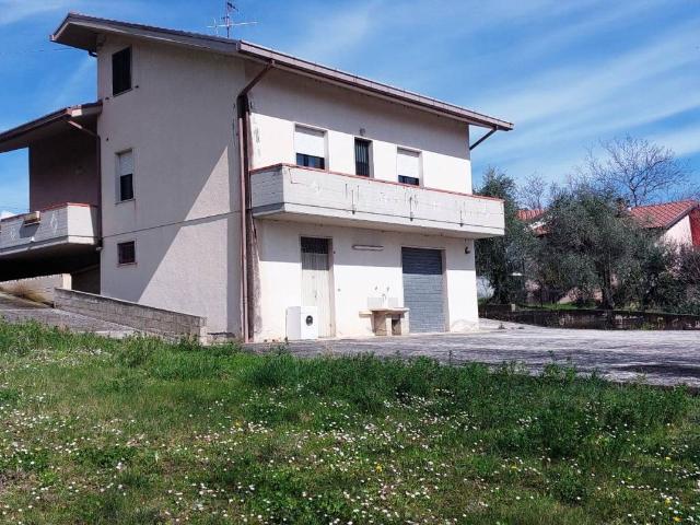 Villa Indipendente in vendita a Colledara, Abruzzo